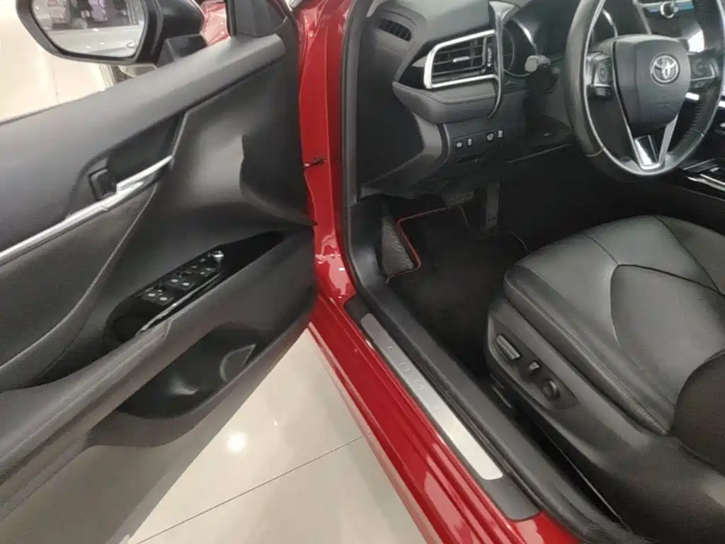 Toyota Camry 2019 — фото 16