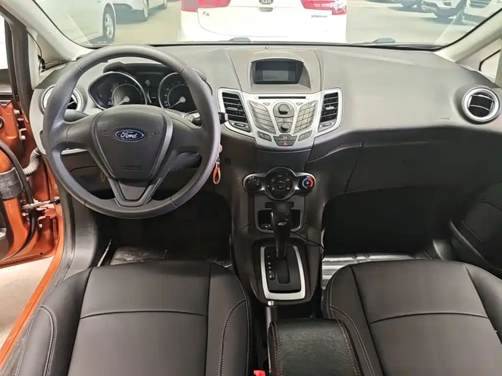 Ford Fiesta 2014 — фото 10
