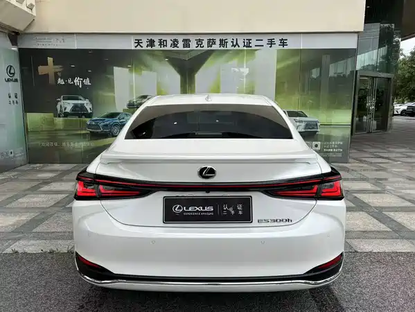 Lexus ES 2025