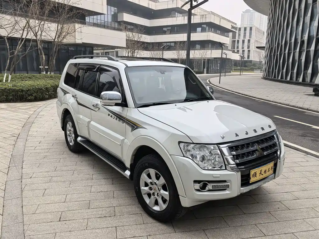 Mitsubishi Pajero 2017 — фото 3