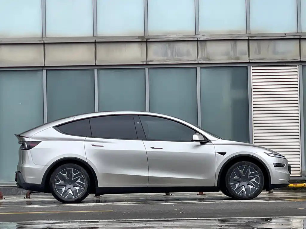 Tesla Model Y L 2026 — фото 3