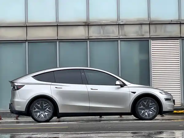 Tesla Model Y L 2026