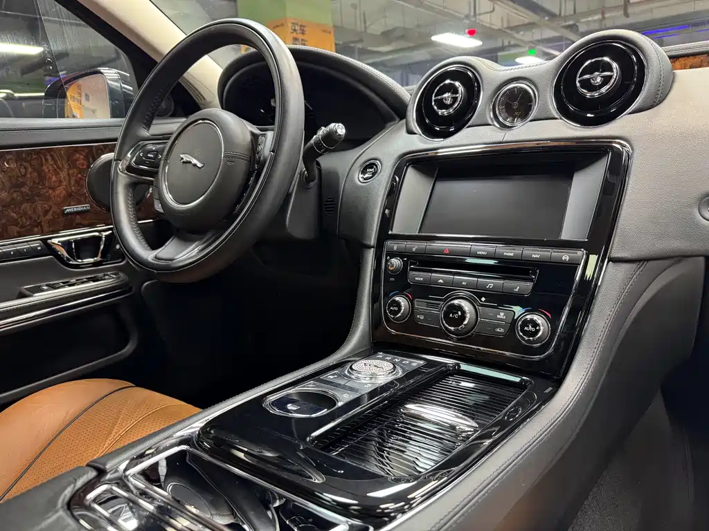 Jaguar XJ 2015 — фото 20