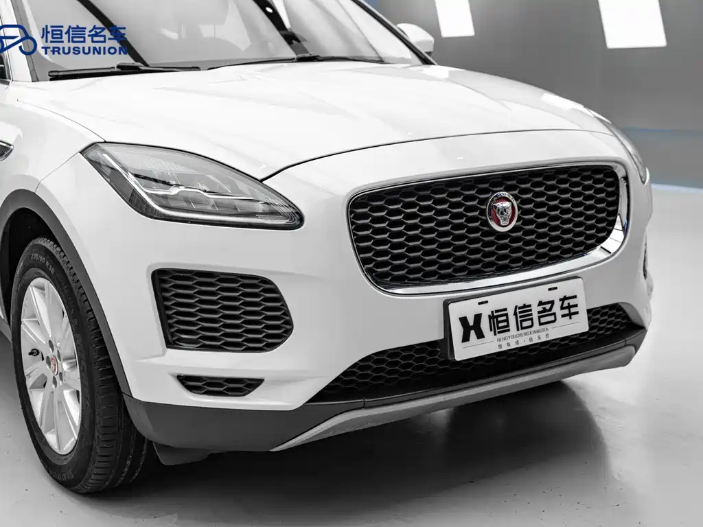 Jaguar E-PACE 2019 — фото 9