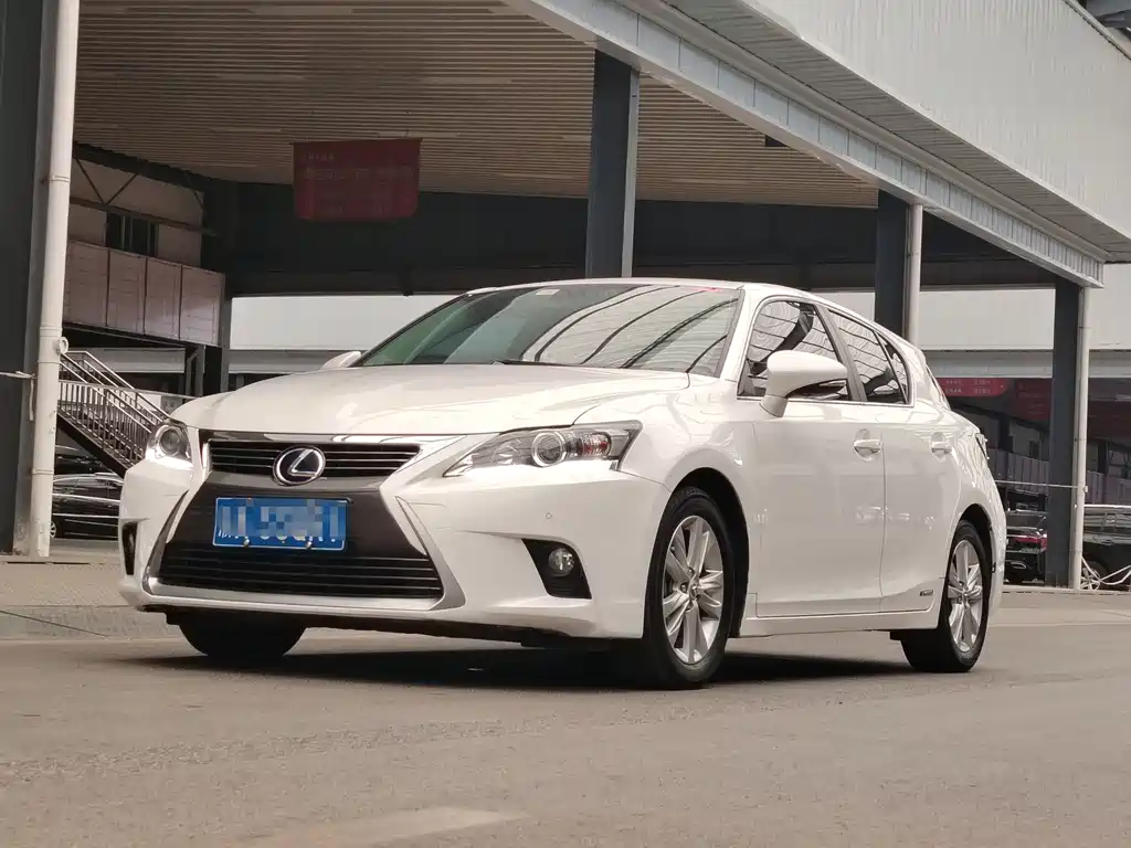 Lexus CT 2017 — фото 1