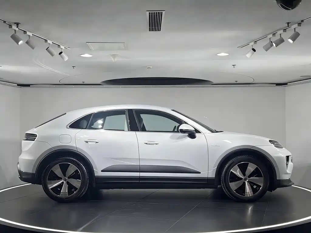 Porsche Macan EV 2024 — фото 14