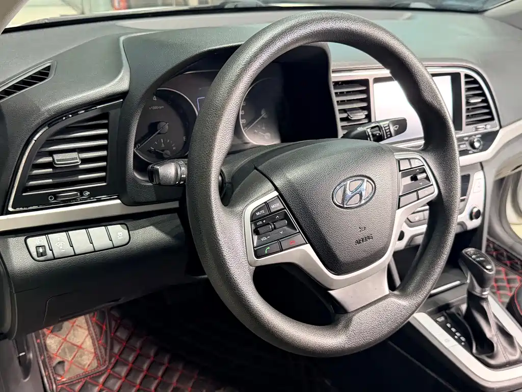 Hyundai Elantra 2018 — фото 10