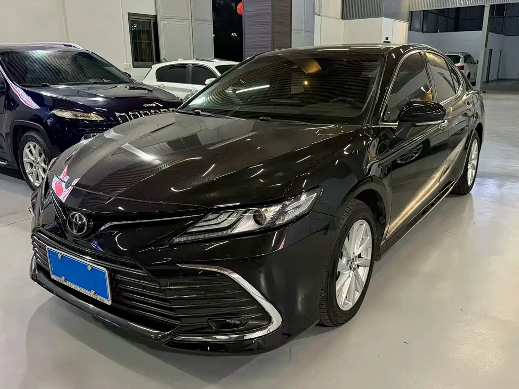 Toyota Camry 2023 — фото 1