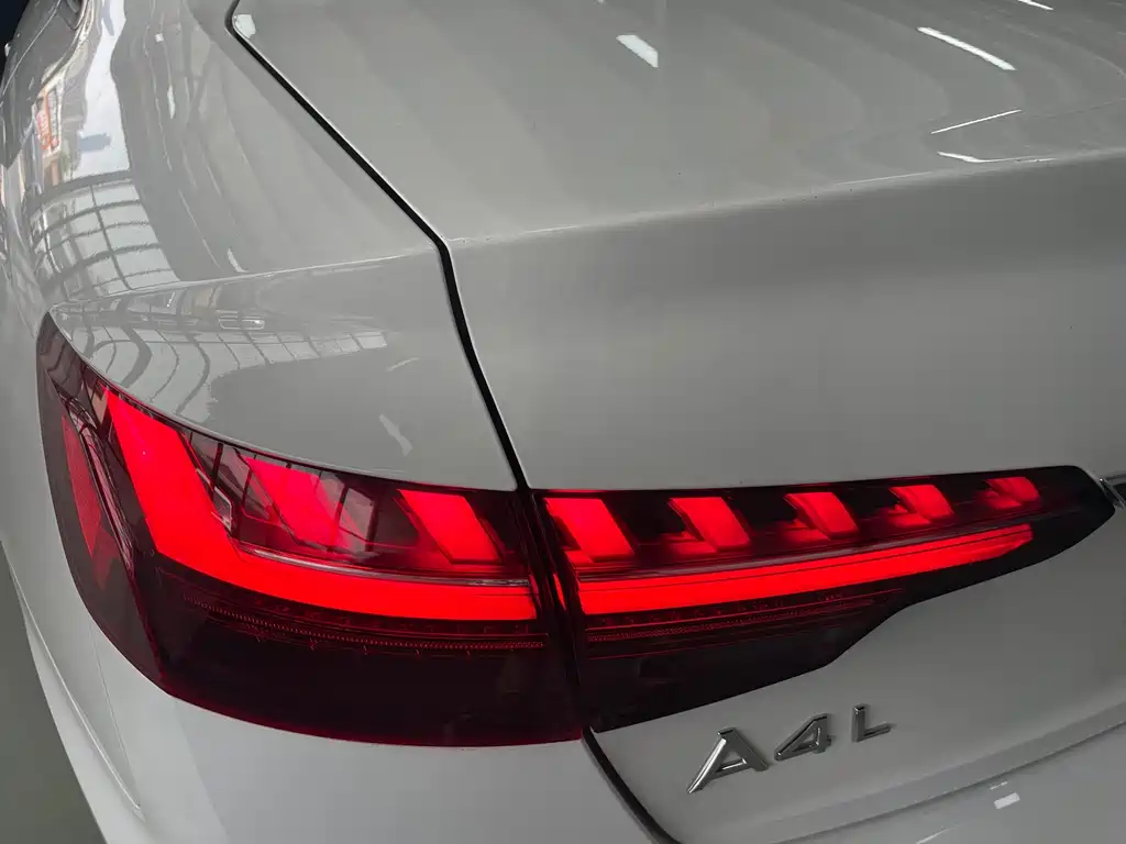Audi A4L 2022 — фото 10