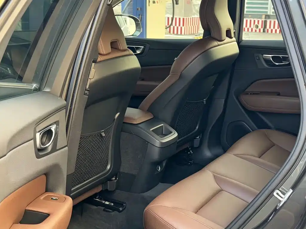 Volvo XC60 2019 — фото 10