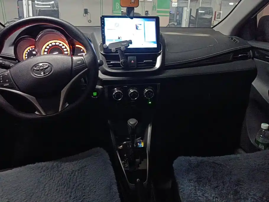 Toyota Yaris L 2022 — фото 12