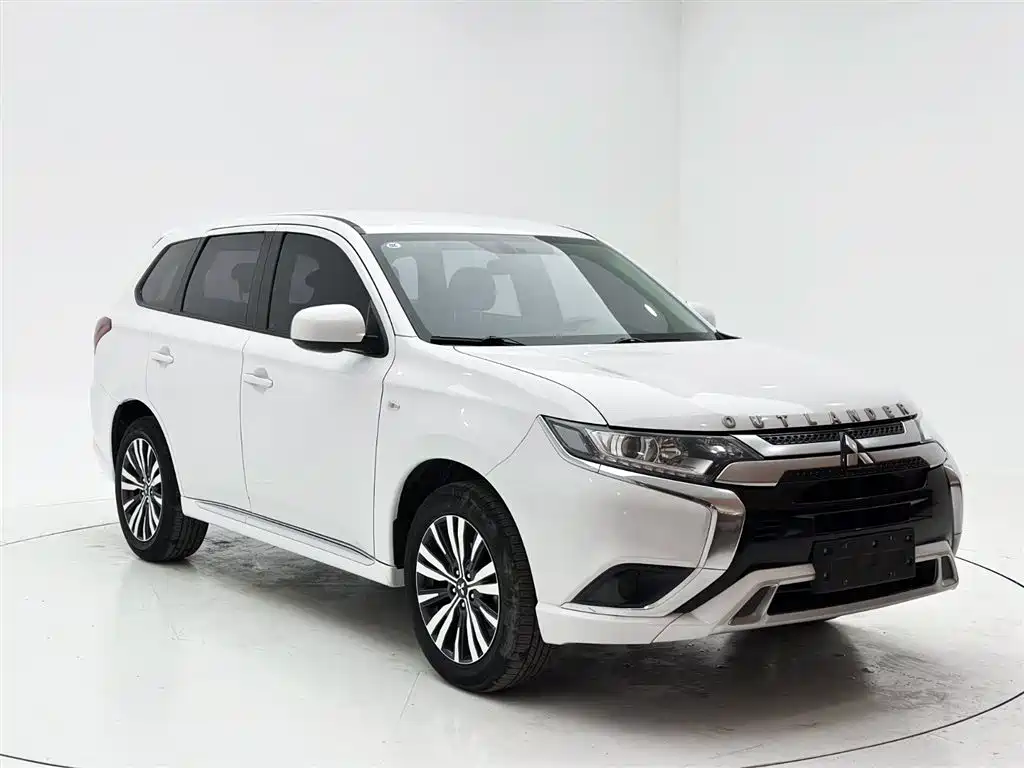 Mitsubishi Outlander 2022 — фото 3