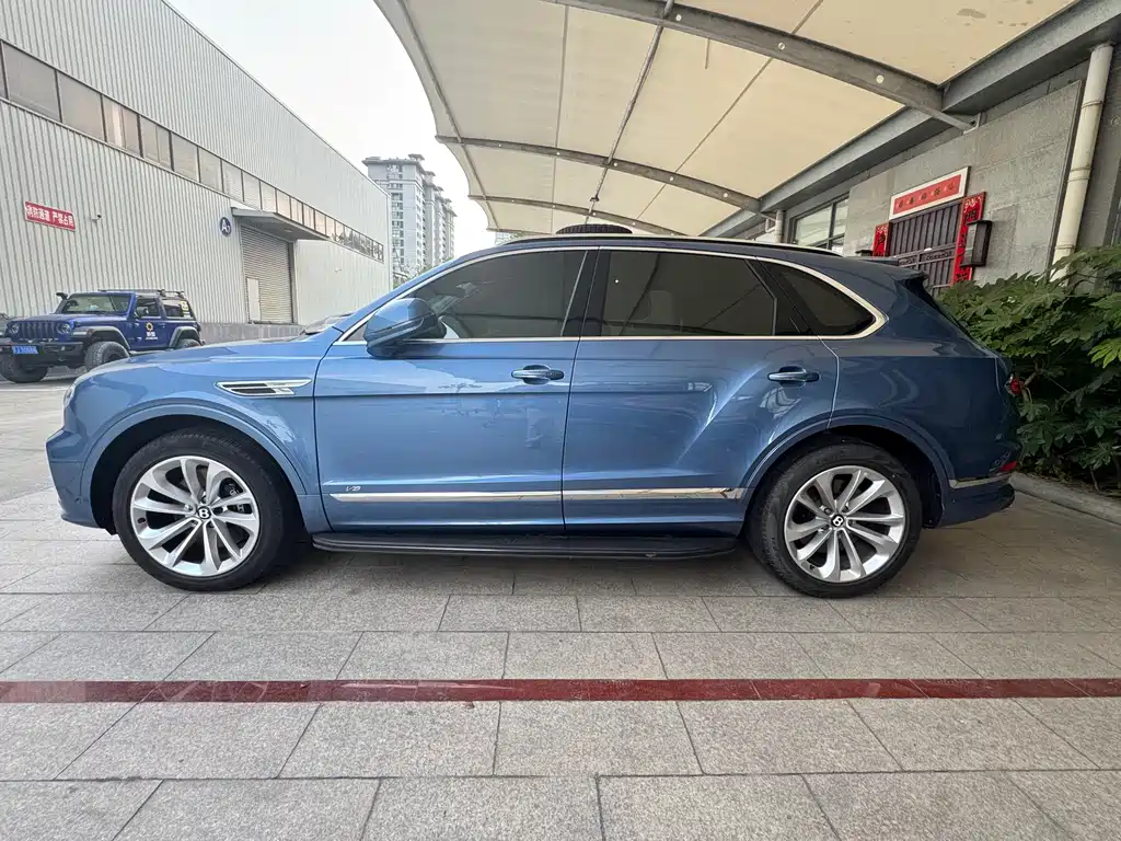 Bentley Bentayga 2021 — фото 2