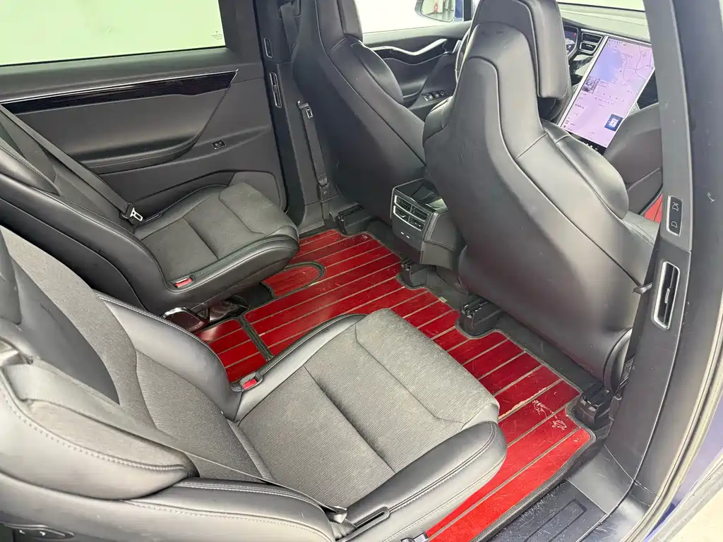 Tesla Model X 2018 — фото 13