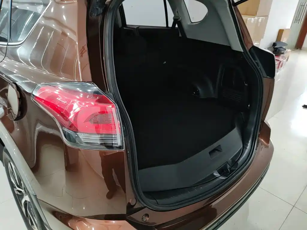Toyota RAV4 2017 — фото 19