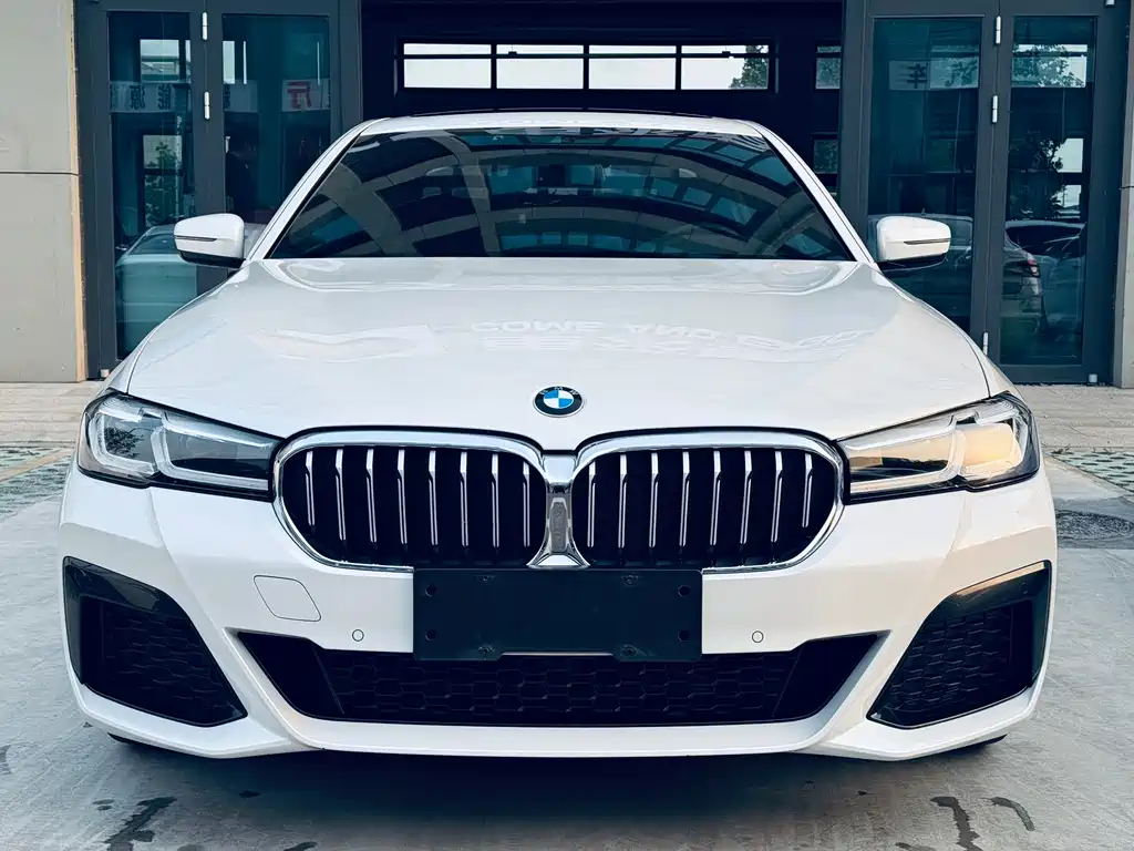 BMW 5 Series 2022 — фото 1