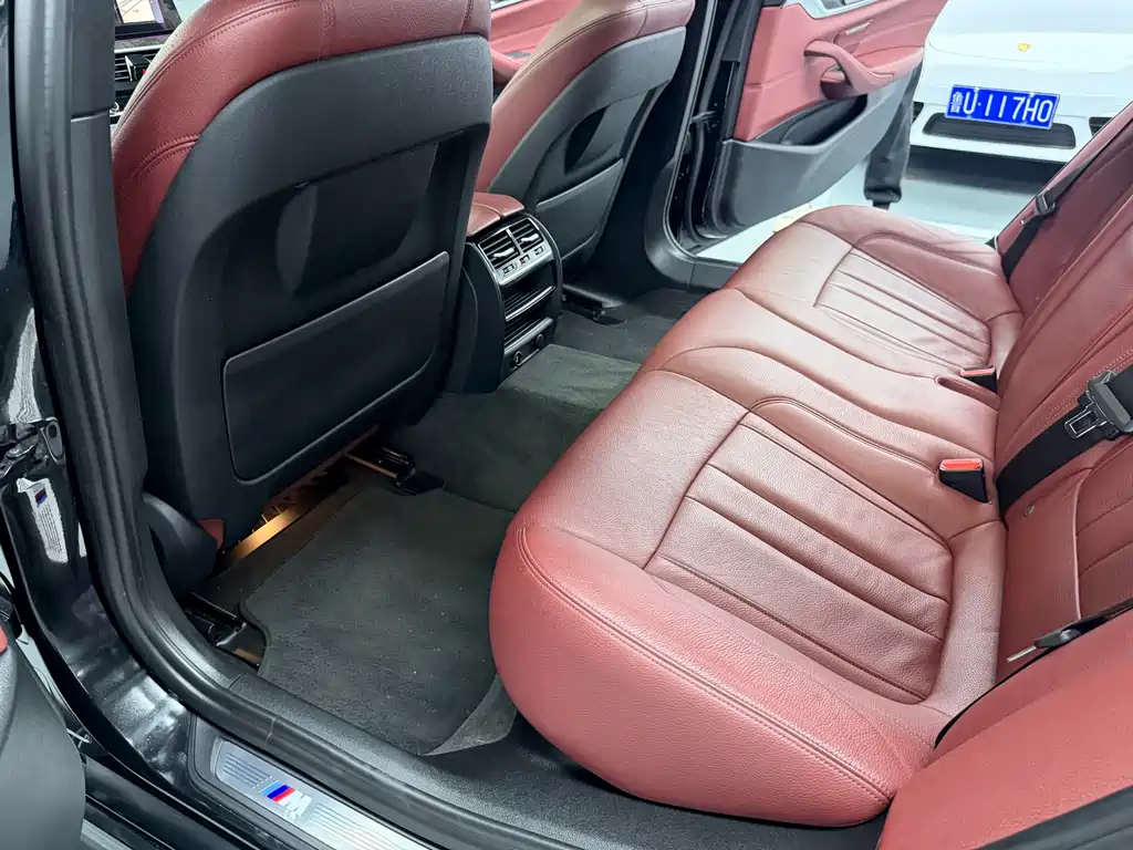BMW 5 Series 2018 — фото 10