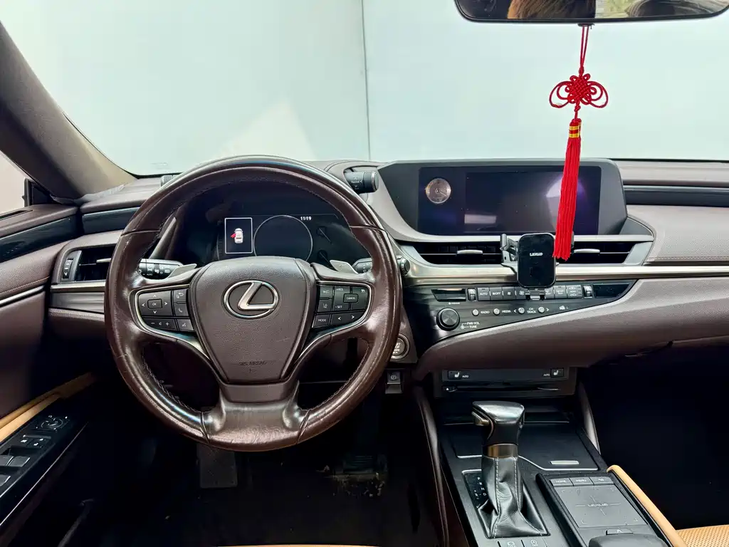 Lexus ES 2019 — фото 17