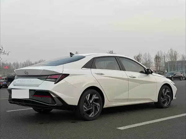 Hyundai Elantra 2023