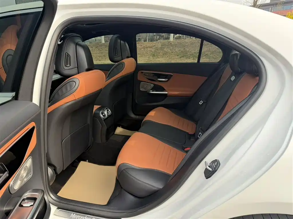Mercedes-Benz C-Class 2025 — фото 11