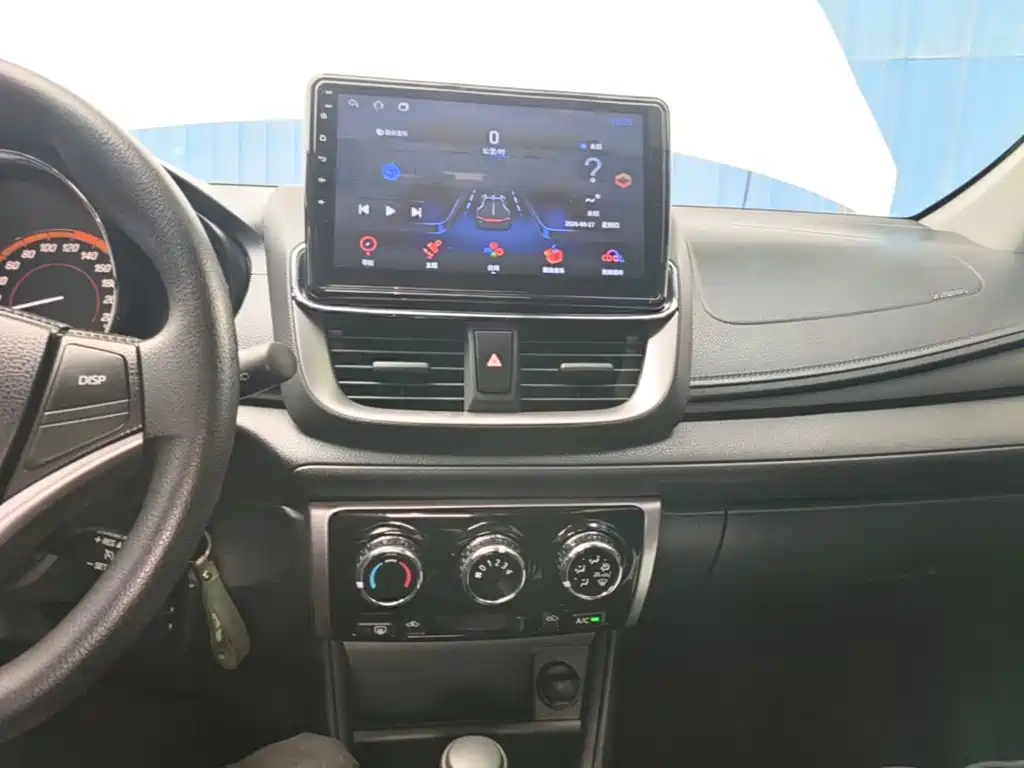 Toyota Yaris L 2022 — фото 13