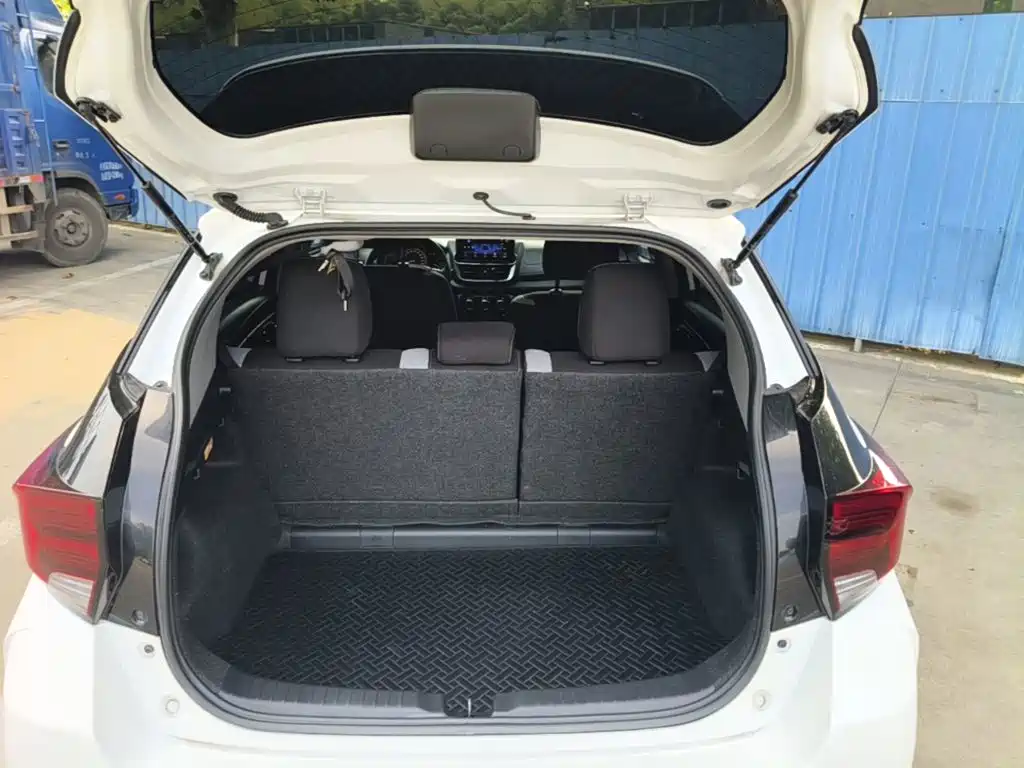 Toyota Yaris L 2022 — фото 19