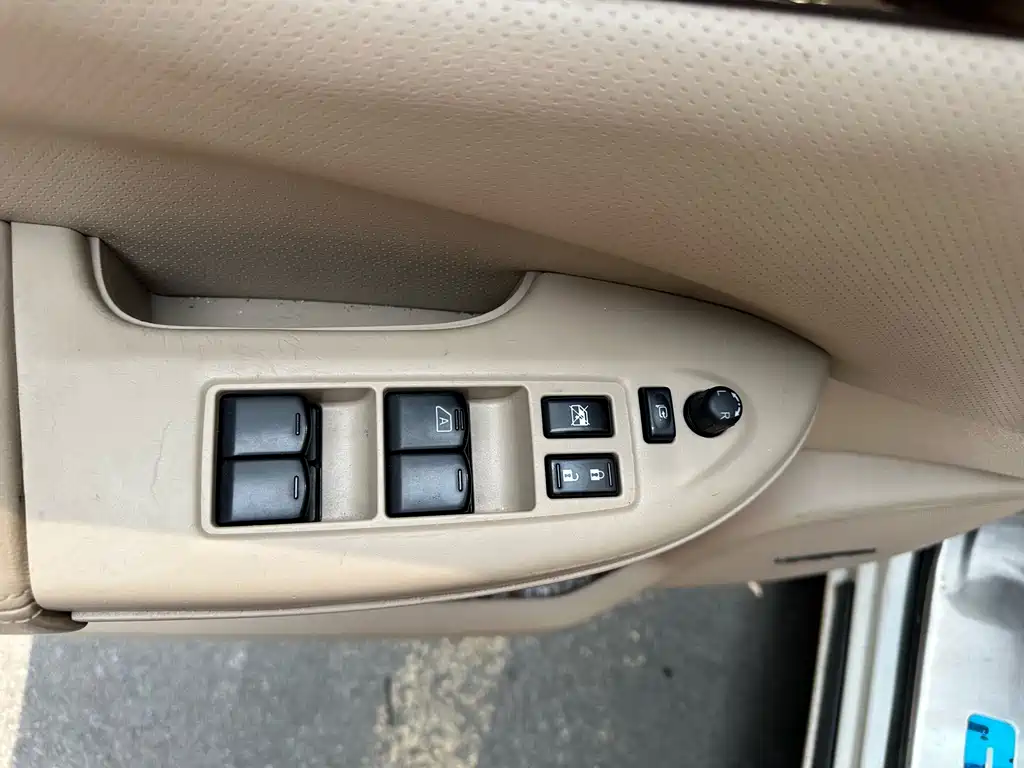 Nissan Quest 2017 — фото 16