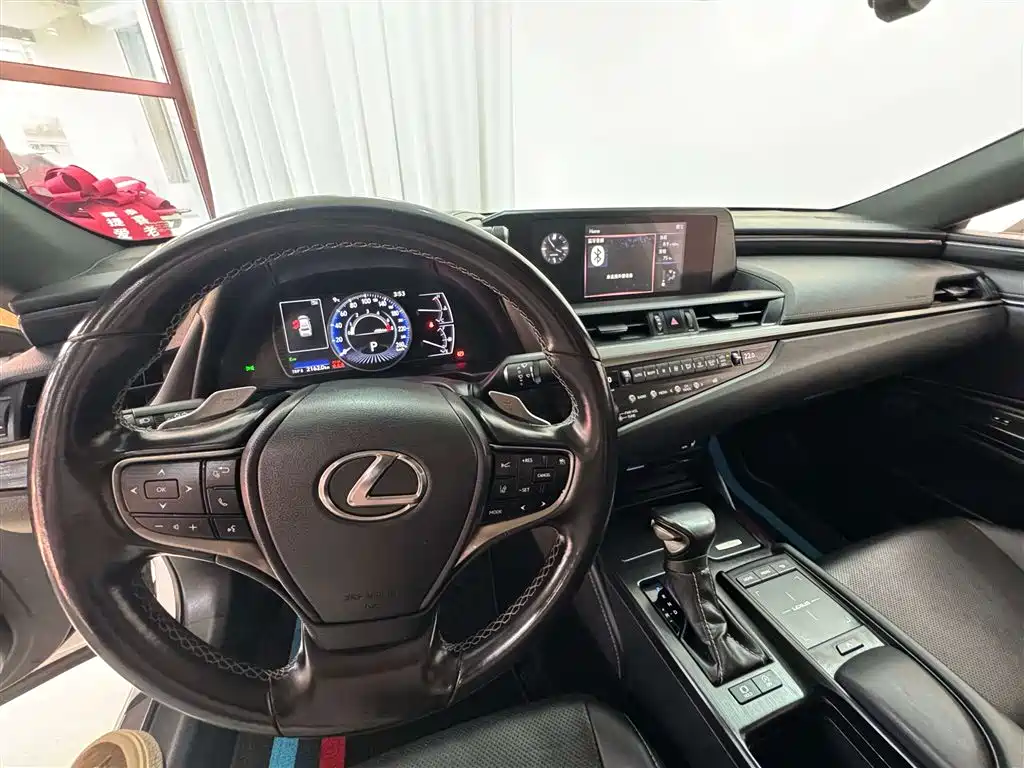 Lexus ES 2020 — фото 14