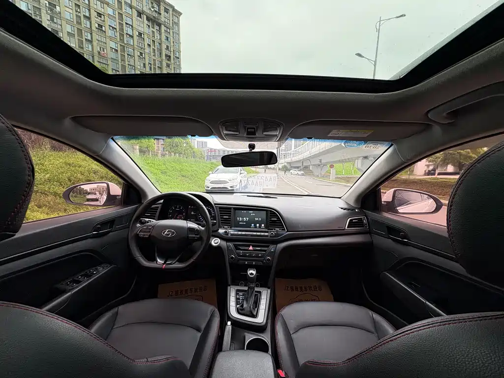 Hyundai Elantra 2018 — фото 17