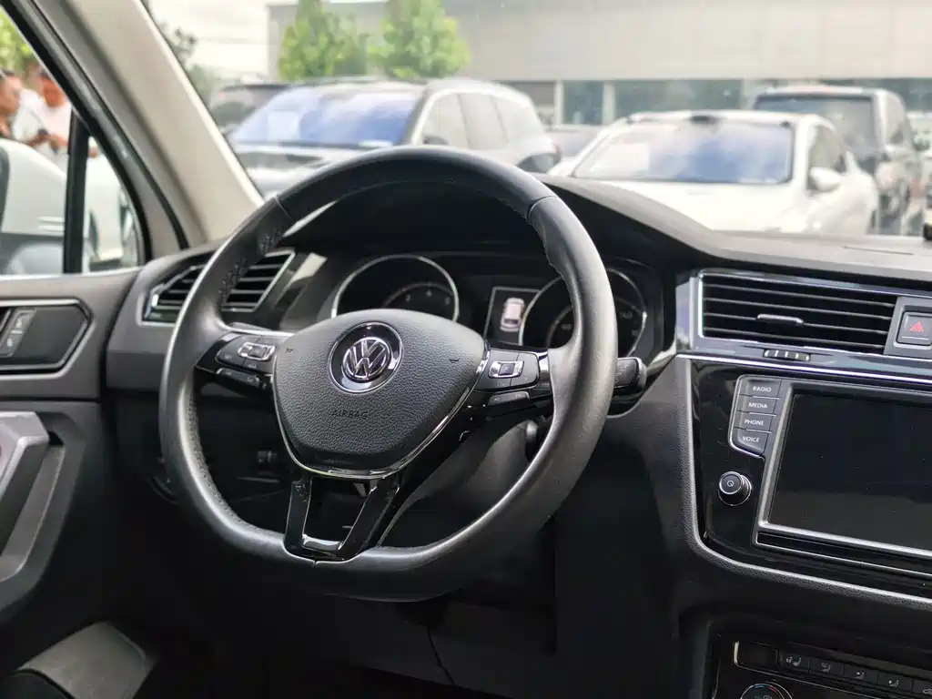Volkswagen Tiguan L 2018 — фото 8