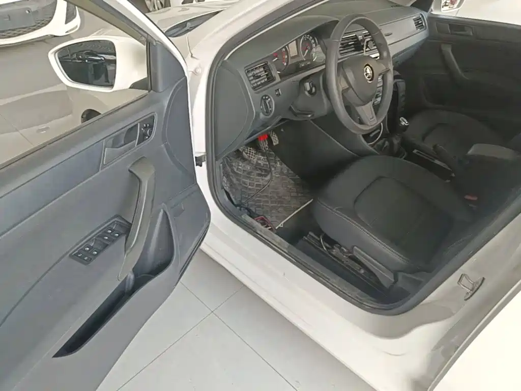 Skoda Rapid Spaceback 2016 — фото 16