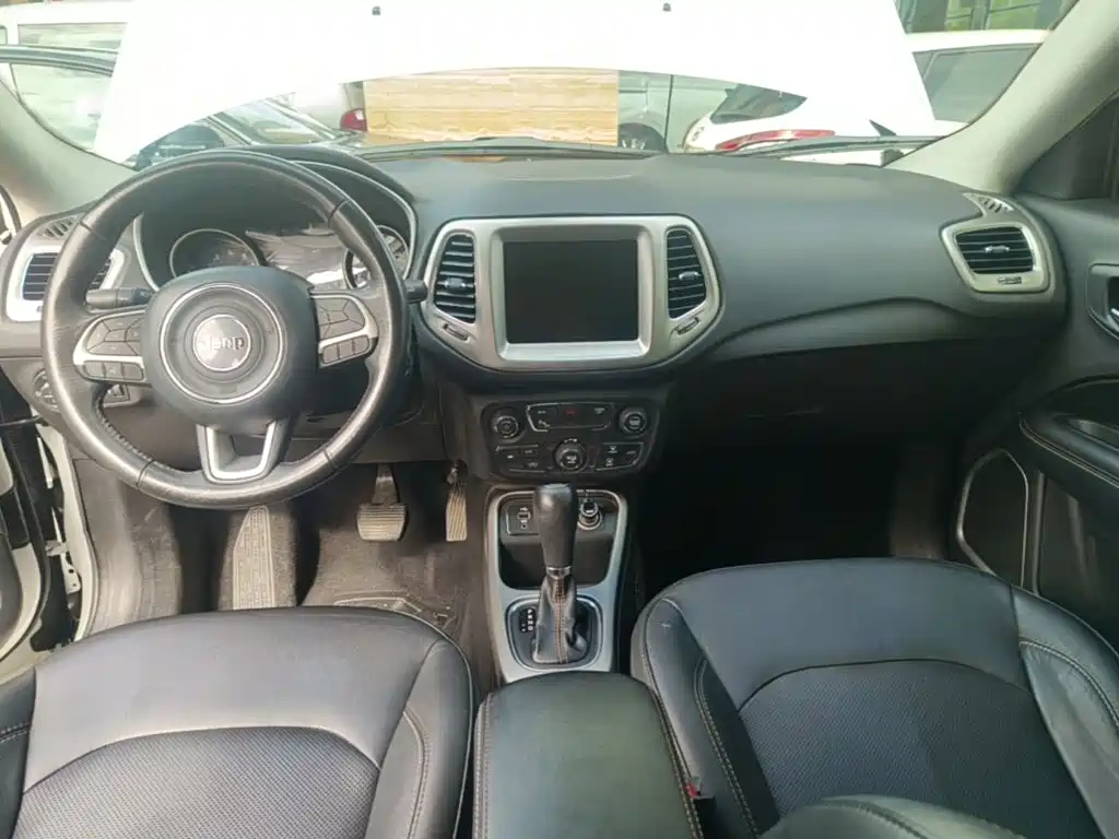 Jeep Compass 2018 — фото 10