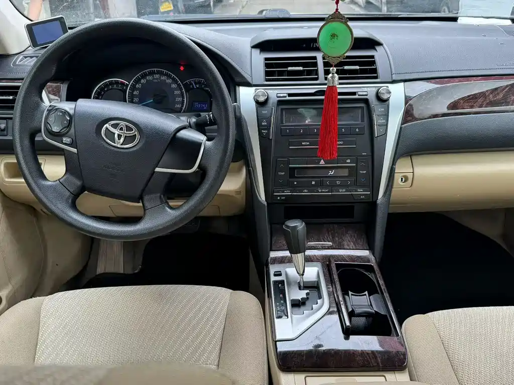 Toyota Camry 2015 — фото 7