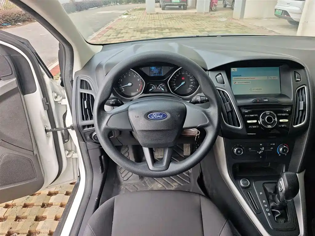 Ford Focus 2018 — фото 11