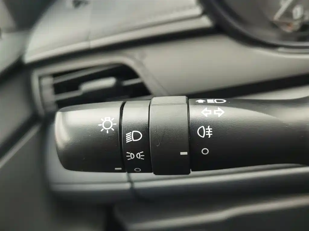 Toyota Yaris L 2020 — фото 21