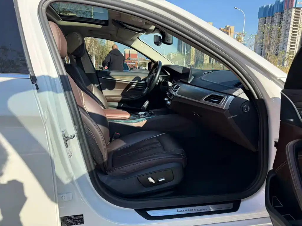 BMW 5 Series 2019 — фото 14
