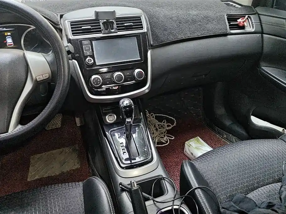Nissan Tiida 2017 — фото 16