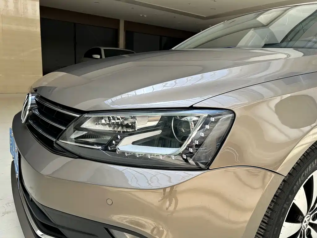 Volkswagen Sagitar 2015