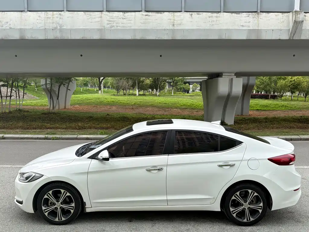 Hyundai Elantra 2018 — фото 4