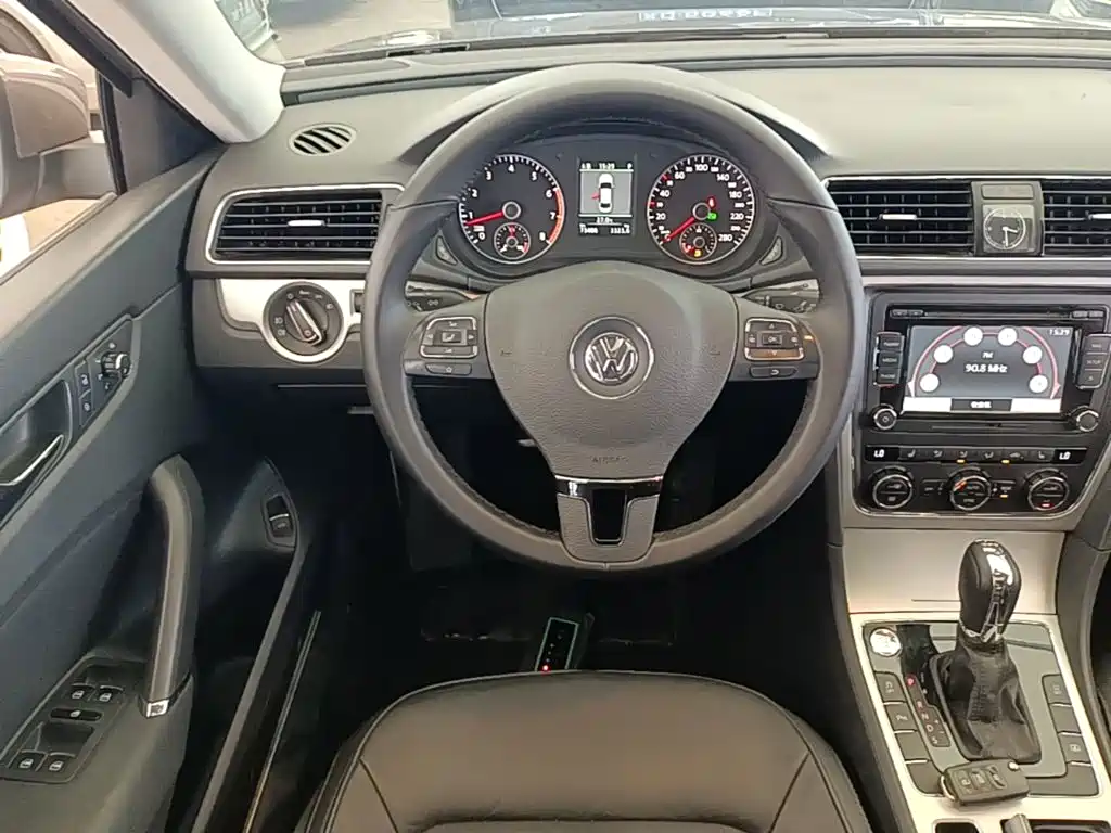 Volkswagen Passat 2015 — фото 11