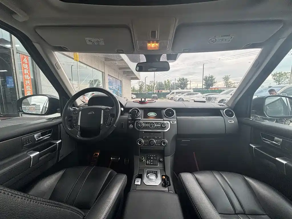 Land Rover Discovery 2017 — фото 11