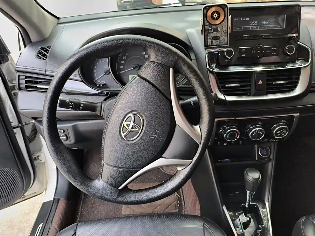 Toyota Yaris L 2021 — фото 3
