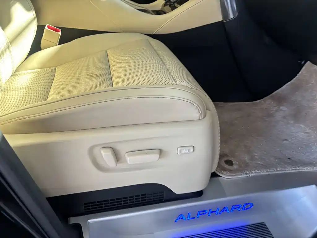 Toyota Alphard 2023 — фото 24