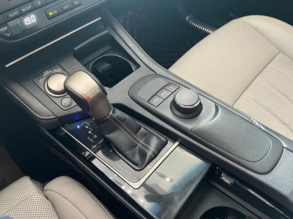 Lexus ES 2018 — фото 12
