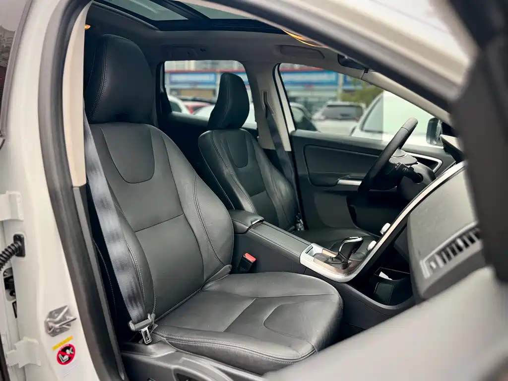 Volvo XC60 2017 — фото 24