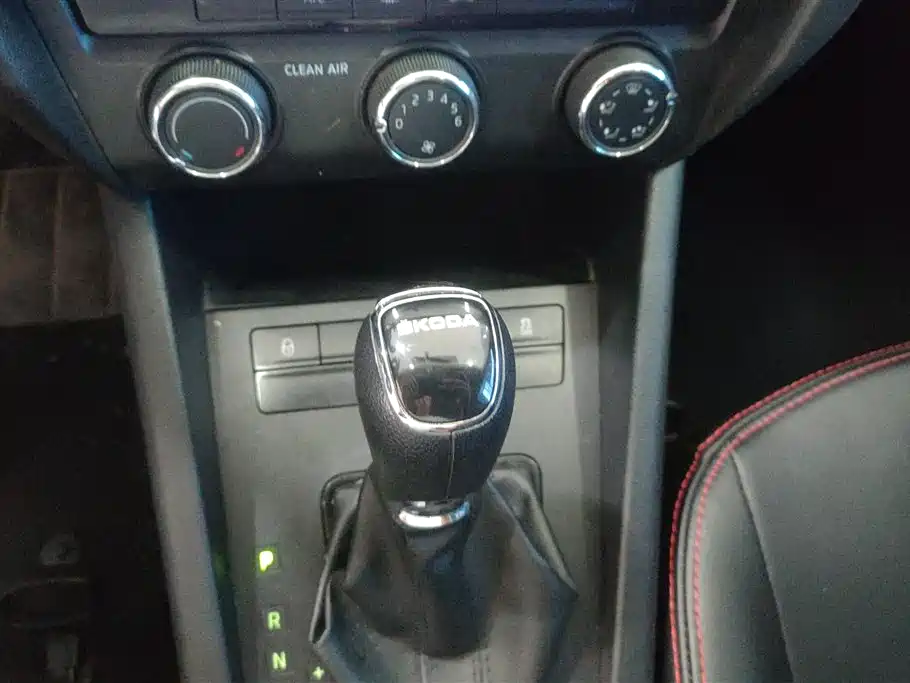 Skoda Octavia 2017 — фото 16
