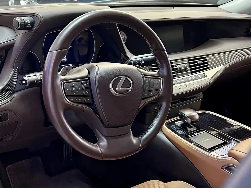 Lexus LS 2018 — фото 14