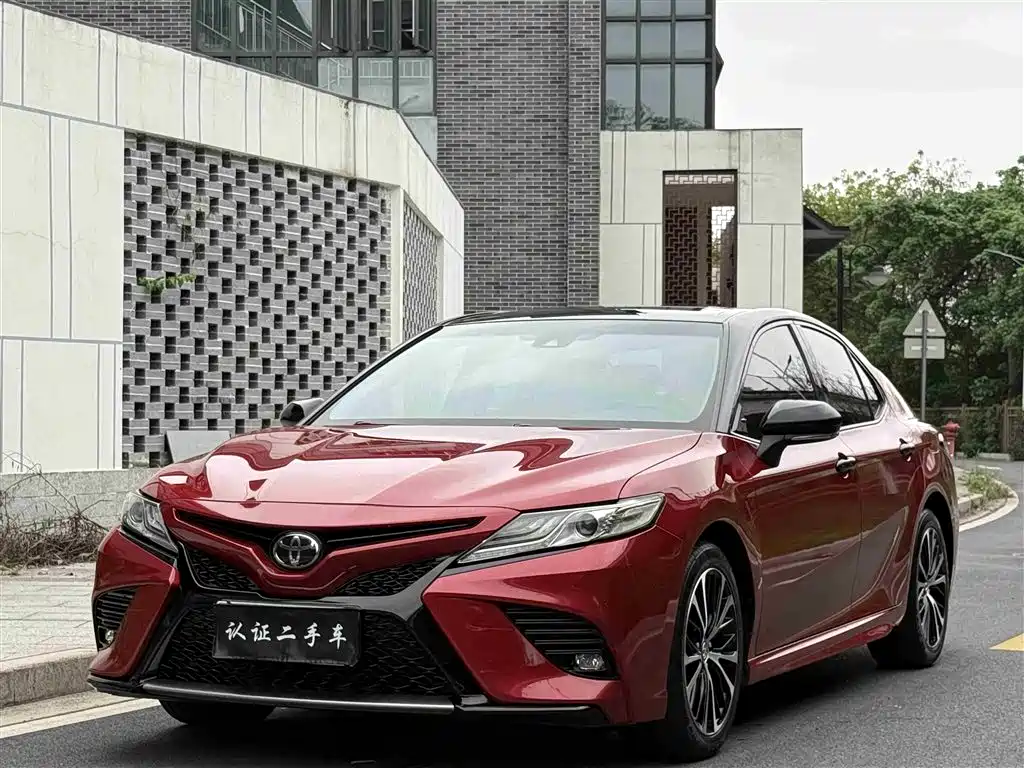 Toyota Camry 2018 — фото 2