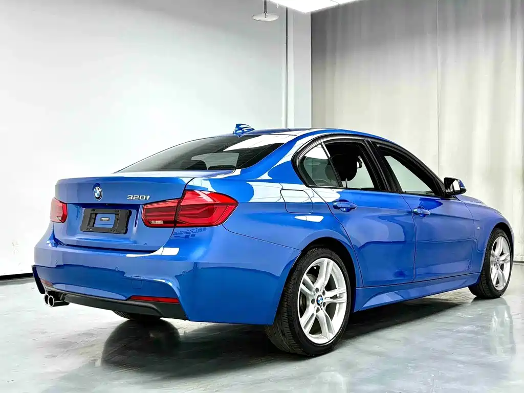 BMW 3 Series 2018 — фото 9