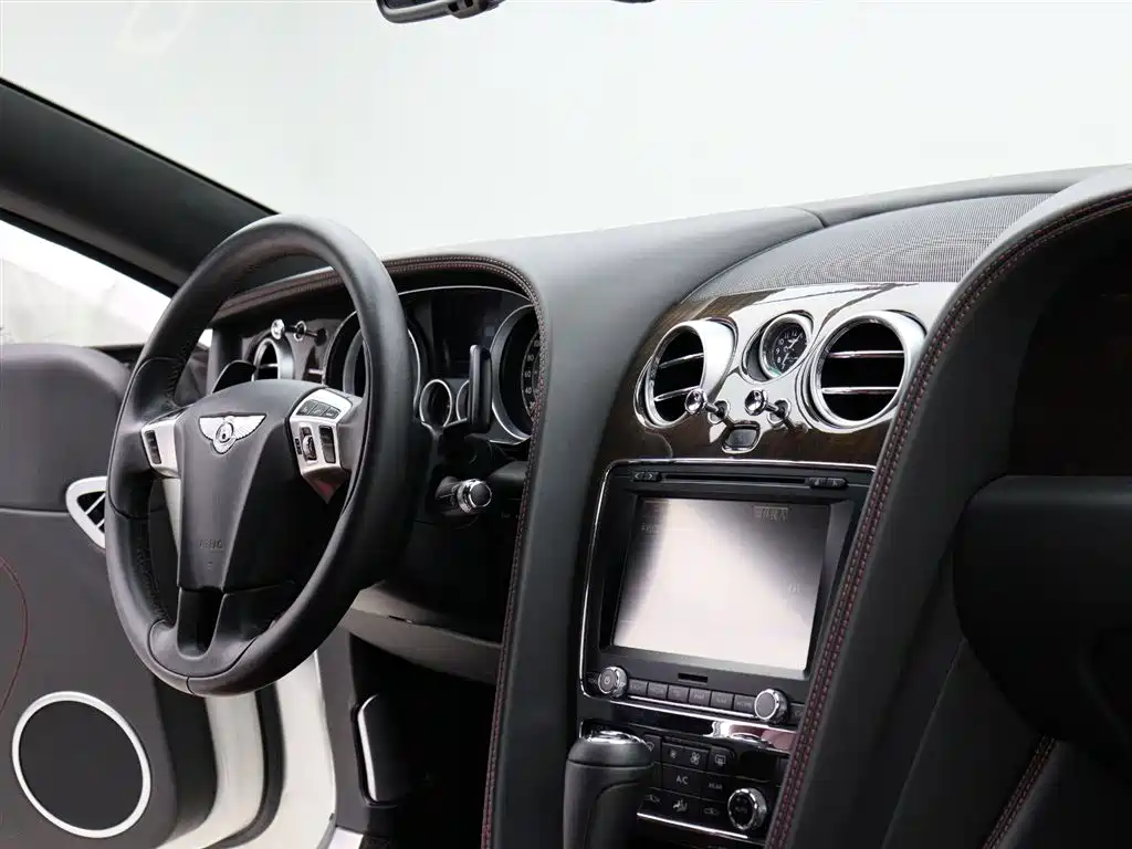Bentley Continental 2016 — фото 11